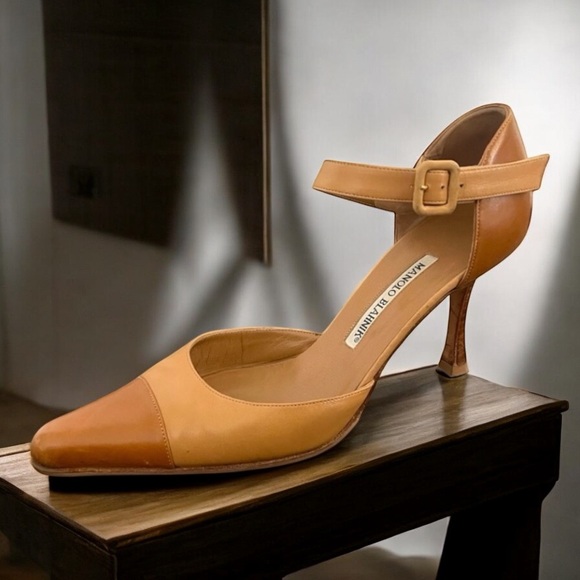 Manolo Blahnik Shoes - MANOLO BLAHNIK
38.5 Luggage Brown
Cap Toe Mary Jane
Pumps Heels